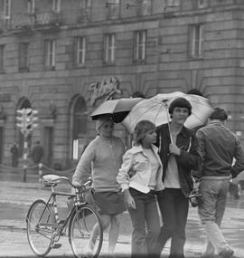 Ulica Świerczewskiego deszczową porą