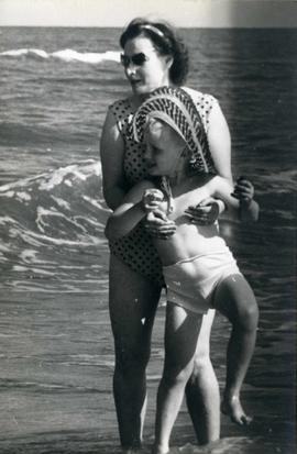 Mieczysław Piotrowski i jego matka nad Morzem Bałtyckim