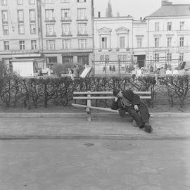 Mężczyzna śpiący na ławce