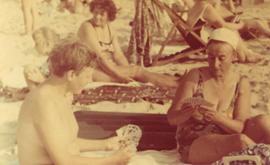 Mieczysław i Janina Piotrowscy na plaży