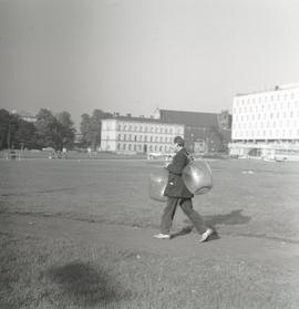 Mężczyzna z balonami do wina