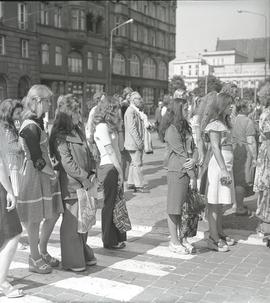 Widzowie obserwujący plenerowy pokaz mody przed PDT-em na pl. Kościuszki we Wrocławiu